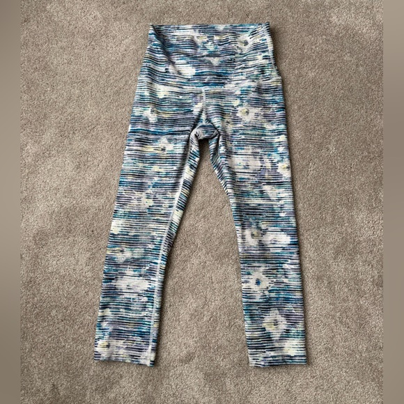 Lululemon Wunder Under Crop (Hi Rise). Size 6. Excellent condition. - Picture 4 of 7